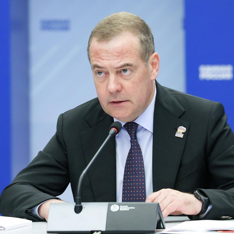 Глава Адыгеи поздравил с юбилеем заместителя Председателя Совета Безопасности РФ, Председателя партии «Единая Россия» Дмитрия Медведева