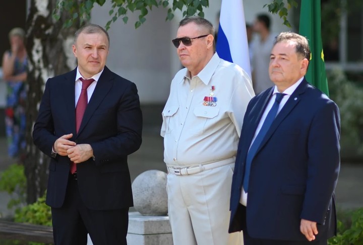В День знаний  АГУ посетили высокие гости