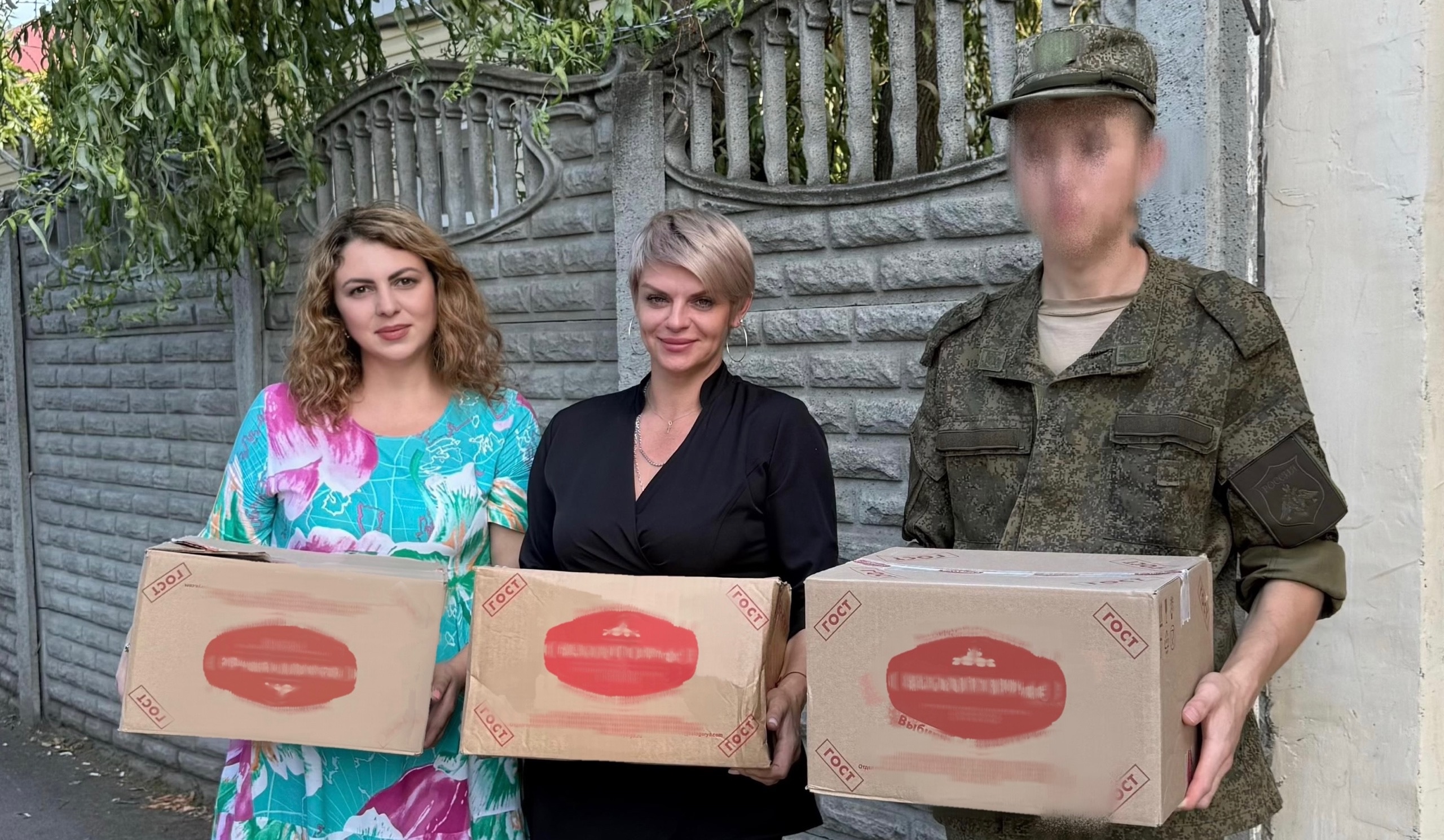 Волонтеры Штаба общественной поддержки передали в госпиталь Майкопа сладости к чаю и воду