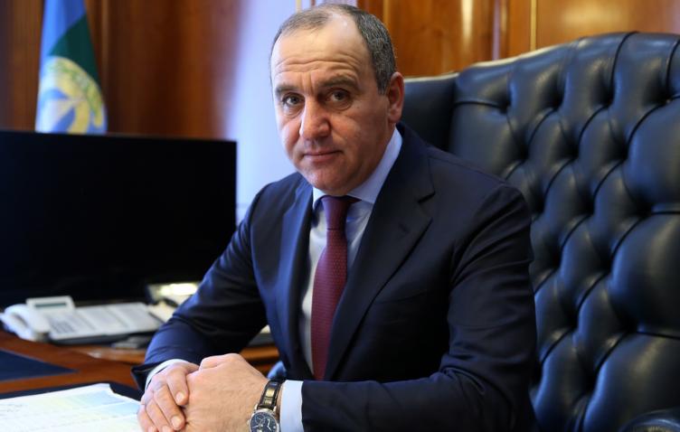 Глава КЧР Рашид Темрезов поздравил жителей и Главу Адыгеи Мурата Кумпилова с Днем образования республики