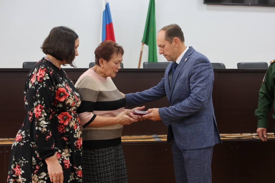 Глава Майкопского района Михаил Марьин передали госнаграды семьям погибших участников СВО