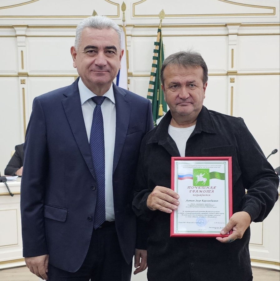 Глава Кошехабльского района вручил Почетную грамоту тренеру по футболу Зауру Аутлеву