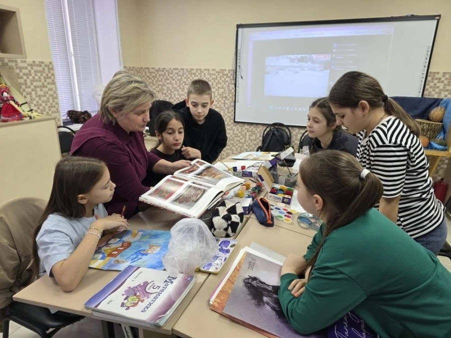 Обучающимся Гиагинской детской школы искусств рассказали о народных промыслах России