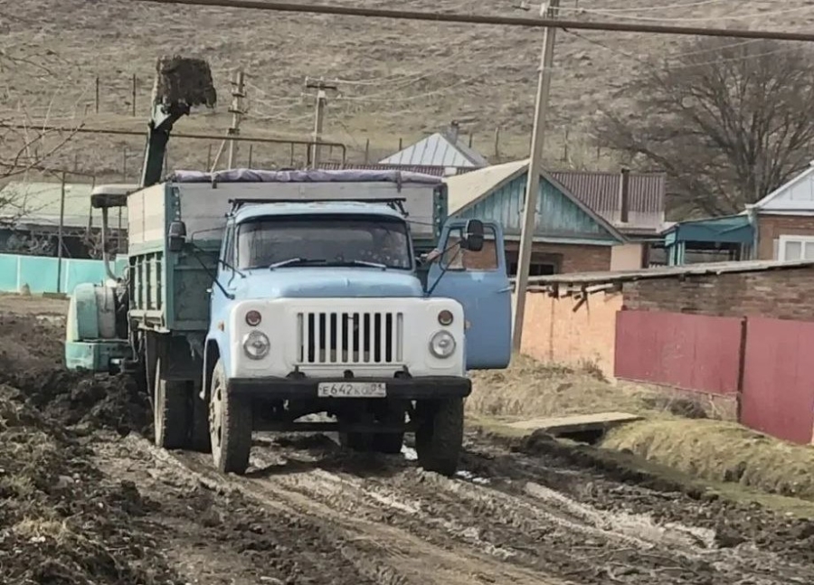 Спецтехника на защите Ходзинского поселения от паводка