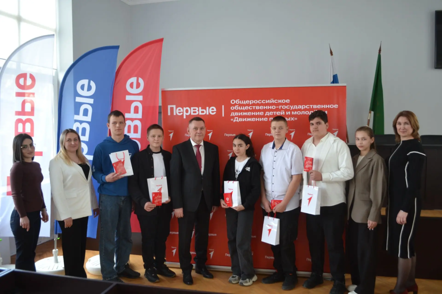 Вручение паспортов активистам «Движения первых» Майкопского района