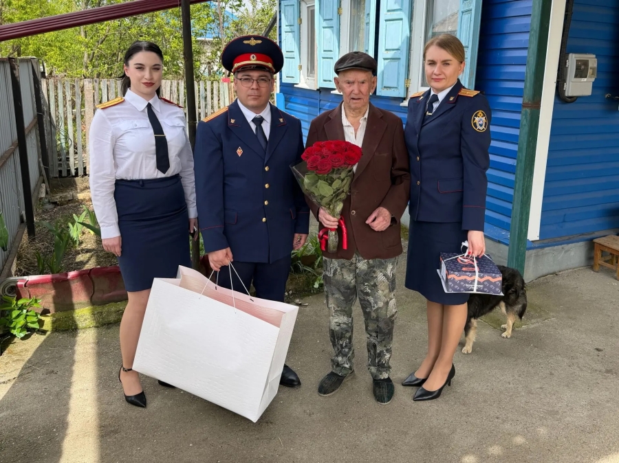 В преддверии Дня Победы офицеры регионального СК России посетили ветерана