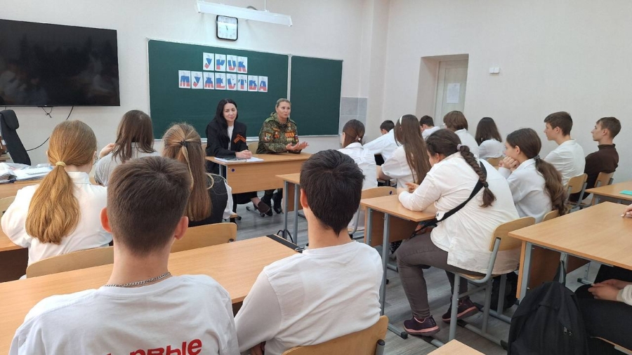 Школьники Майкопа пообщались с ветераном СВО Ольгой Чекан
